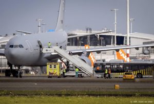 Thumbnail voor Vliegtuig met 160 mensen uit Afghanistan aangekomen op Schiphol