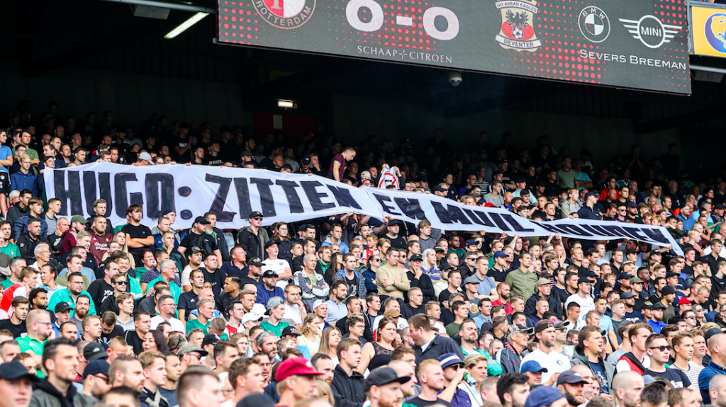 Voetbalfans boos op Hugo de Jonge