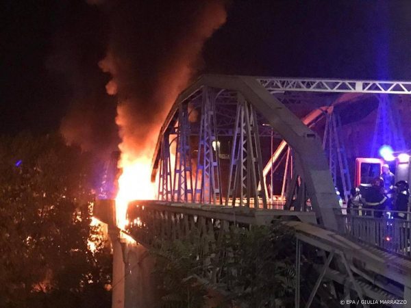 Beroemde ‘ijzeren brug’ van Rome beschadigd door brand, delen in de Tiber gestort