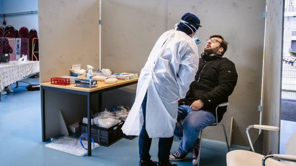 Aantal positieve coronatests daalt met ongeveer 20 procent