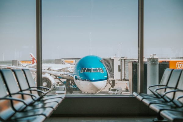 Kabinet gaat niet-essentiële winkels op Schiphol toch sluiten