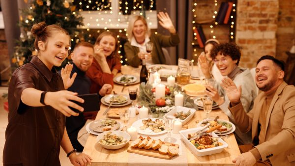 Groepsgrootte met feestdagen moeilijk te handhaven: 'We grijpen in bij gezondheidsrisico'