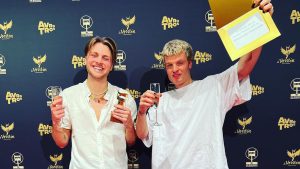 Thumbnail voor 'Broers' Sam en Rijk Hofman fietsen reclame in speech Gouden Podcast award