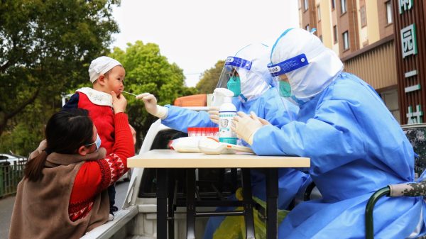 Kinderen weggehaald bij ouders door coronabeleid Shanghai