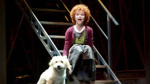 Thumbnail voor DeLaMar biedt musical 'Annie' aan met Oekraïense boventiteling