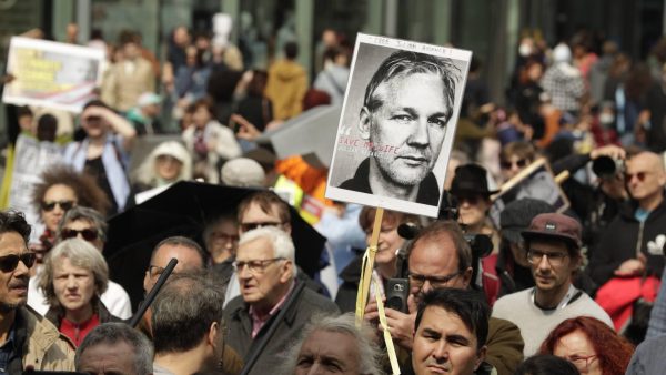 Paar honderd mensen betuigen Assange steun tijdens protestactie in Brussel