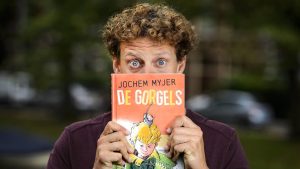 Thumbnail voor Jochem Myjer kondigt laatste 'Gorgels'-boek aan (en onthult wanneer die verschijnt)