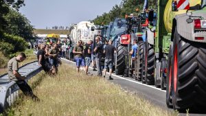 Thumbnail voor Gestrande boeren en burgers op A1 krijgen water vanwege hitte