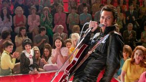 Thumbnail voor Nieuwe 'Elvis'-film is een bombastisch, over de top Amerikaans sprookje