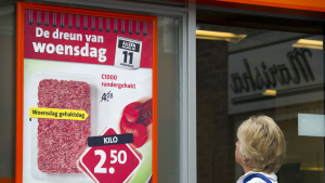 Thumbnail voor Supermarkten strooien steeds minder met vleesaanbiedingen