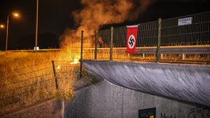 Thumbnail voor Hakenkruisvlag opgehangen aan een viaduct bij Stroe