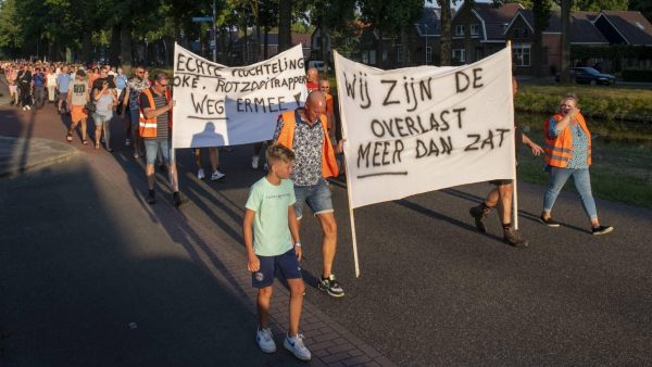 Honderden mensen bij demonstratie aanmeldcentrum Ter Apel