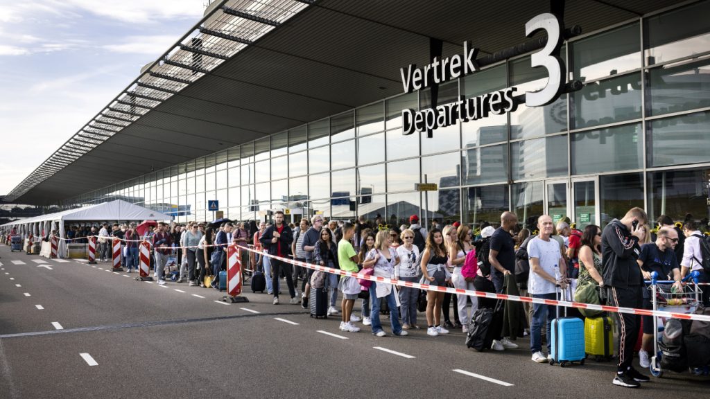 Schiphol verwacht dinsdag 'beter beheersbare dag' dan maandag