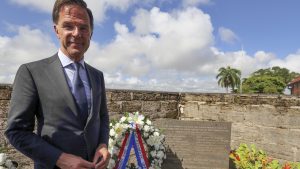 Thumbnail voor Rutte legt in Paramaribo krans voor slachtoffers decembermoorden