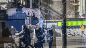 Thumbnail voor Agenten krijgen heldenspeld voor 'ongekende moed' tijdens Apple Store-gijzeling