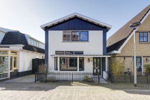 Thumbnail voor Lallend de voordeur uit: woning met Amerikaanse diner én kroeg ineen te koop