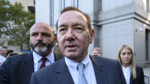 Thumbnail voor Kevin Spacey blijft seksueel wangedrag ontkennen tijdens rechtszaak