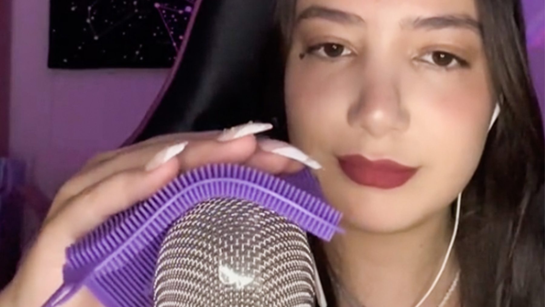 Nur (21) is ASMR-tist: 'Sommige kijkers doen een gift van 500 dollar'