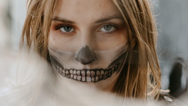 Pech triatlon auditorium Britse moeder krijgt 'tijdelijke' Halloween-tatoeage niet van haar gezicht  - LINDA.nl