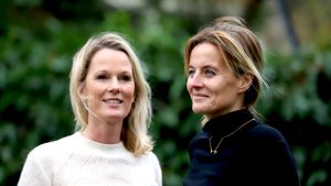 Thumbnail voor Tanja (49) en Desiree (45) ontwerpen unieke urnen: 'Willen rouw mooier en lichter maken'