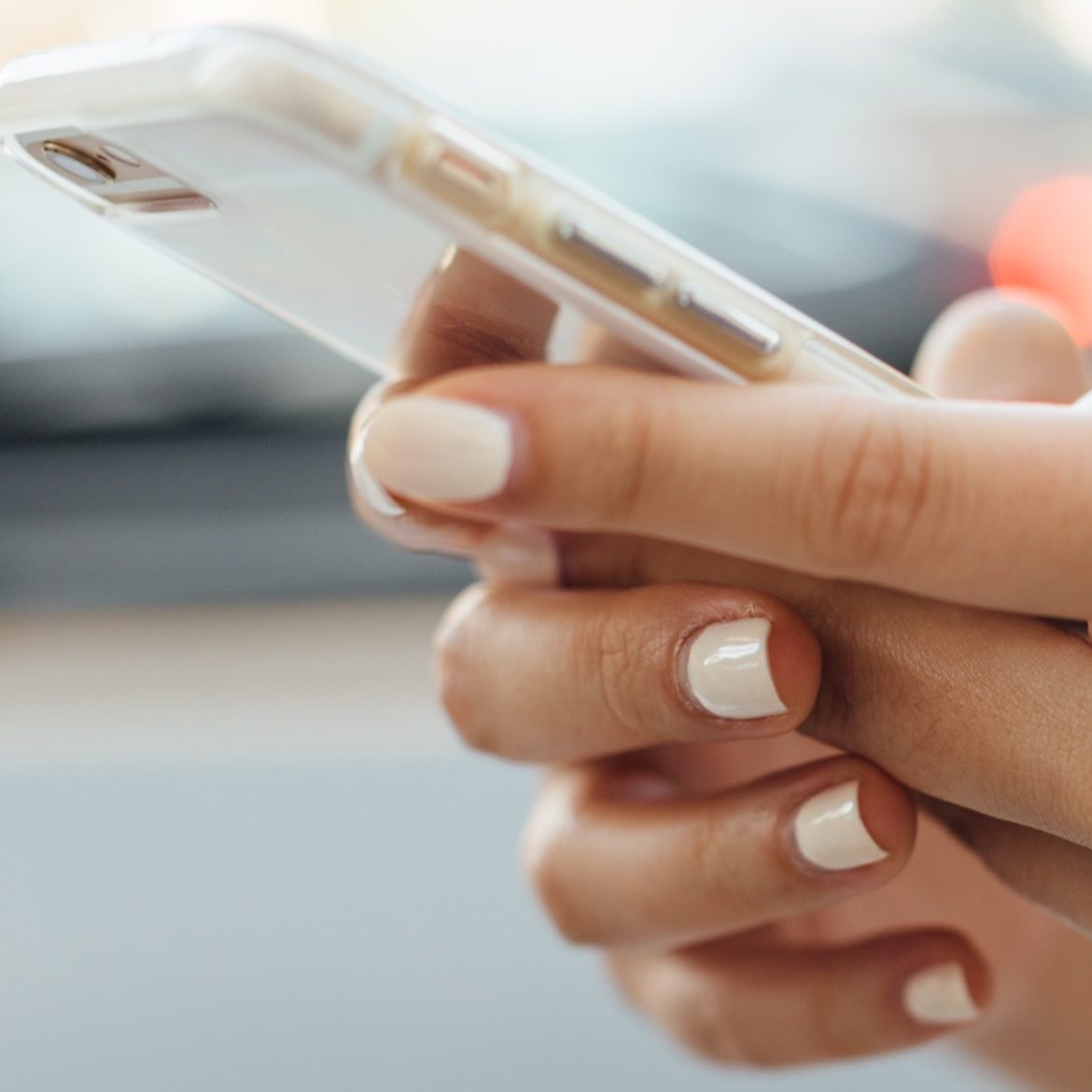 Foto van een vrouw met een telefoon in haar hand