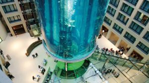 Thumbnail voor Chaos in Berlijns hotel: 16 meter hoog aquarium opengebarsten