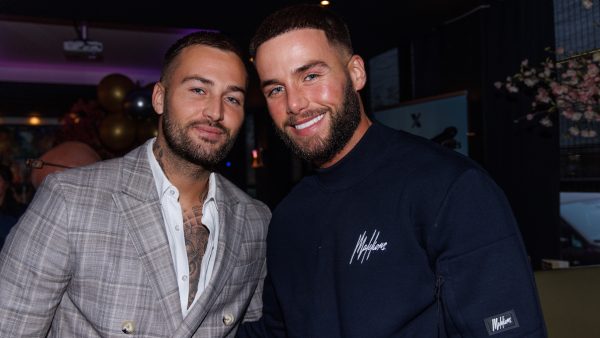 Lekker loeren: Dave Roelvink feliciteert broer Donny met deze fotoserie