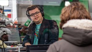 Thumbnail voor 3FM-dj Rob emotioneel door bezoek ouders aan Glazen Huis: 'Dit is gewoon huilen'