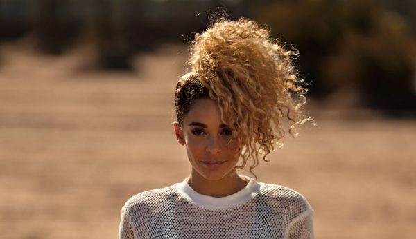 Fajah Lourens (41) voor het eerst oma geworden