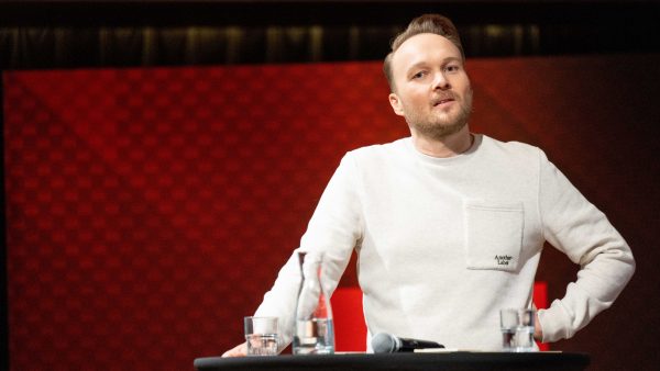 Arjen Lubach scoort met satirisch filmpje over inkomsten FVD en reageert: 'Het is Arjén'