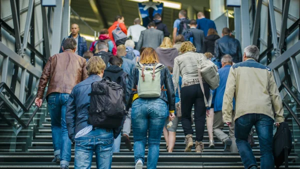 Gewonde man 'ligt in de weg' op trap voor ongeduldige reizigers op station Zaandam