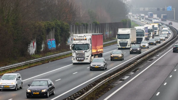 Snelweg vol smurrie: A67 bezaaid met 10 ton slachtafval - LINDA.nl