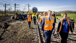Thumbnail voor Koning bezoekt plek van treinongeluk in Voorschoten: 'Je wordt er stil van'