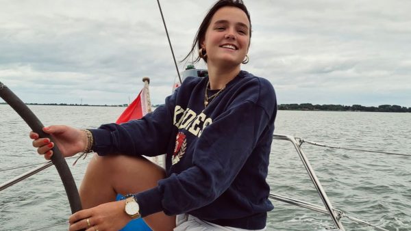 Suus (15) zeilt de oceaan over van Cuba naar Nederland: ‘Ze is zó enthousiast’