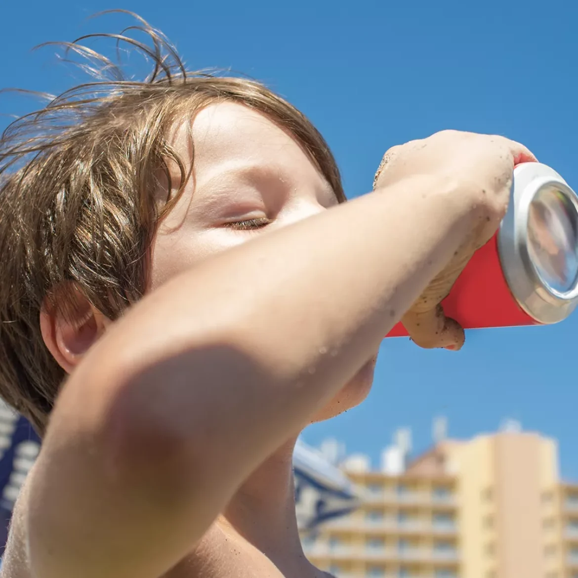 Peter (35) gaf zijn kroost alcohol: Mijn zoon vroeg 'Papa, klopt dit?