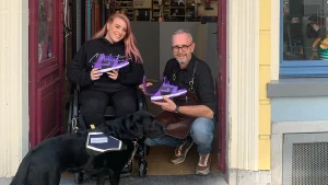 Thumbnail voor John (52) vermaakt schoenen voor Sanne (27) na dwarslaesie: 'Nu kan ik zelf mijn schoenen aan en uit doen'