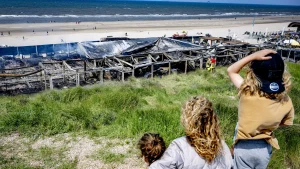 Thumbnail voor Bekende strandtent 'Bloomingdale' door brand verwoest: 'Veel verdriet'