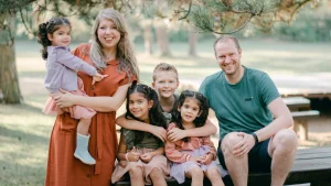 Thumbnail voor Eline en haar man adopteerden drie zusjes uit Hongarije: 'We droomden altijd al van een groot gezin'