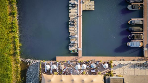 Zonnebrand in de hand: bij dit restaurant, met terras aan het water, wil je deze zomer neerploffen