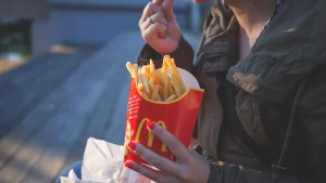 Thumbnail voor Van de bucketlist: vrouw (53) ging met paard en wagen door McDrive