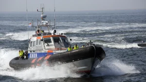 Thumbnail voor Twee vermiste mannen (19 en 21) na 17 uur dobberen op Noordzee teruggevonden