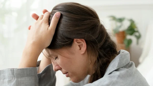 Vrouw met handen in het haar om de dochter van haar vriend