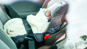 Thumbnail voor Echtpaar laat vijf weken oude baby achter in auto tijdens bezoek aan kledingoutlet