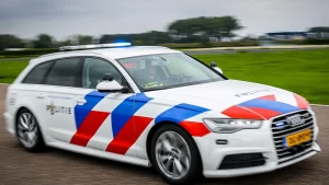 Thumbnail voor Vader belandt in file op weg naar stikkend zoontje, maar dan schiet deze wijkagent te hulp