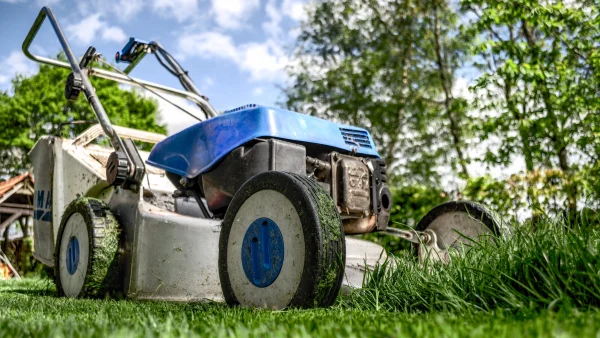 Een 27-jarige dakloze vrouw slaapt in het hoge gras wanneer zij doorboort wordt met messen van een grasmaaier.