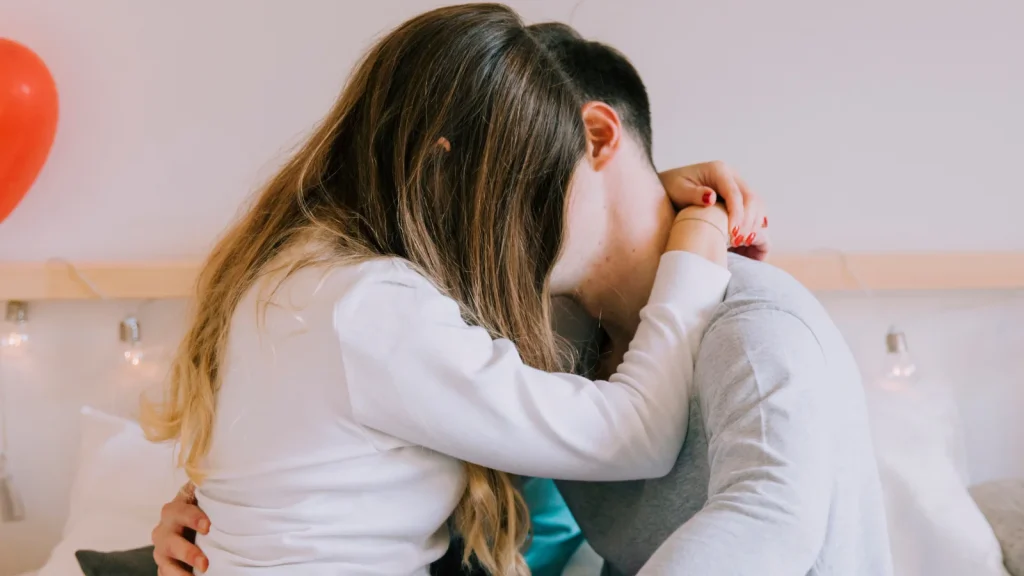 Orla - meisje en jongen zoenen op bed