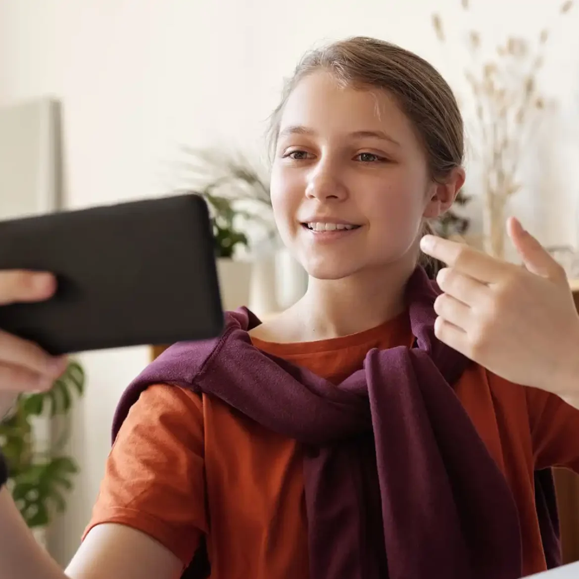 Tienermeisje maakt een selfie voor sociale media