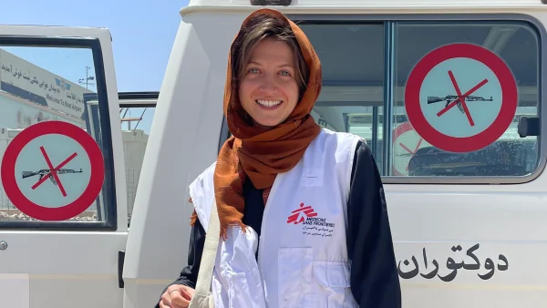 Hester in Afghanistan voor een witte truck