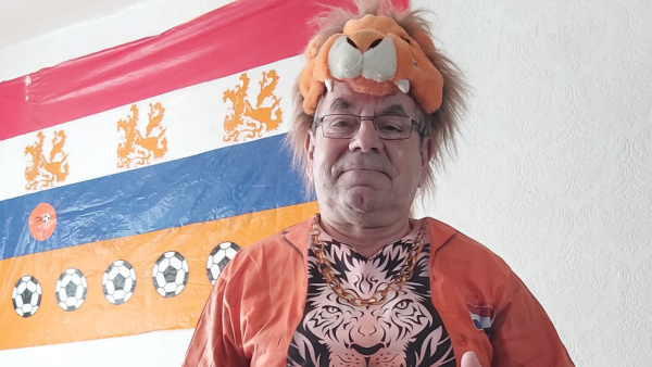 Tonny Kasteel versiert zijn huis voor de Oranje Leeuwinnen