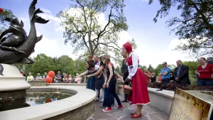 Thumbnail voor Efteling-bezoeker scharrelt in De Wensbron op zoek naar geld: 'Goede doel is nu de dupe'